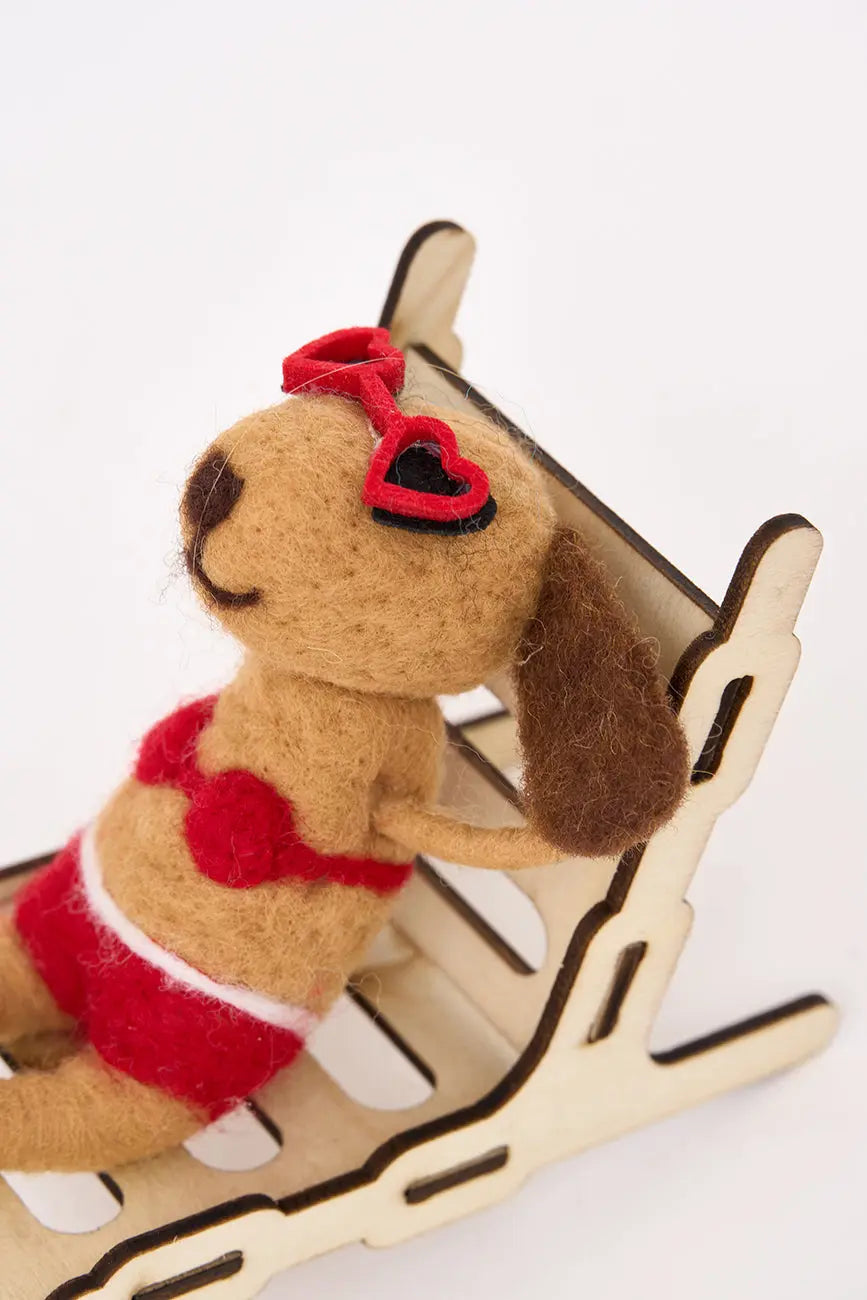 Colgante navideño en fieltro perrita en tumbona