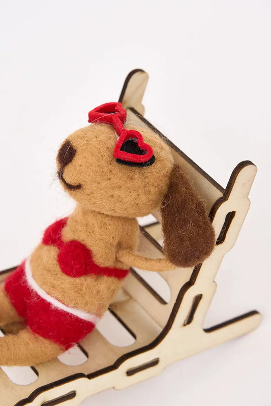 Colgante navideño en fieltro perrita en tumbona