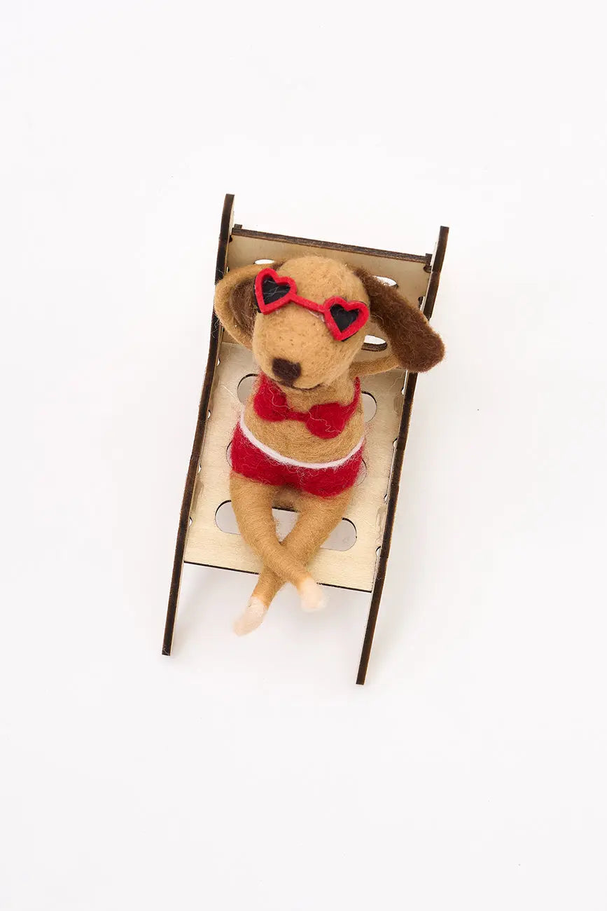 Colgante navideño en fieltro perrita en tumbona