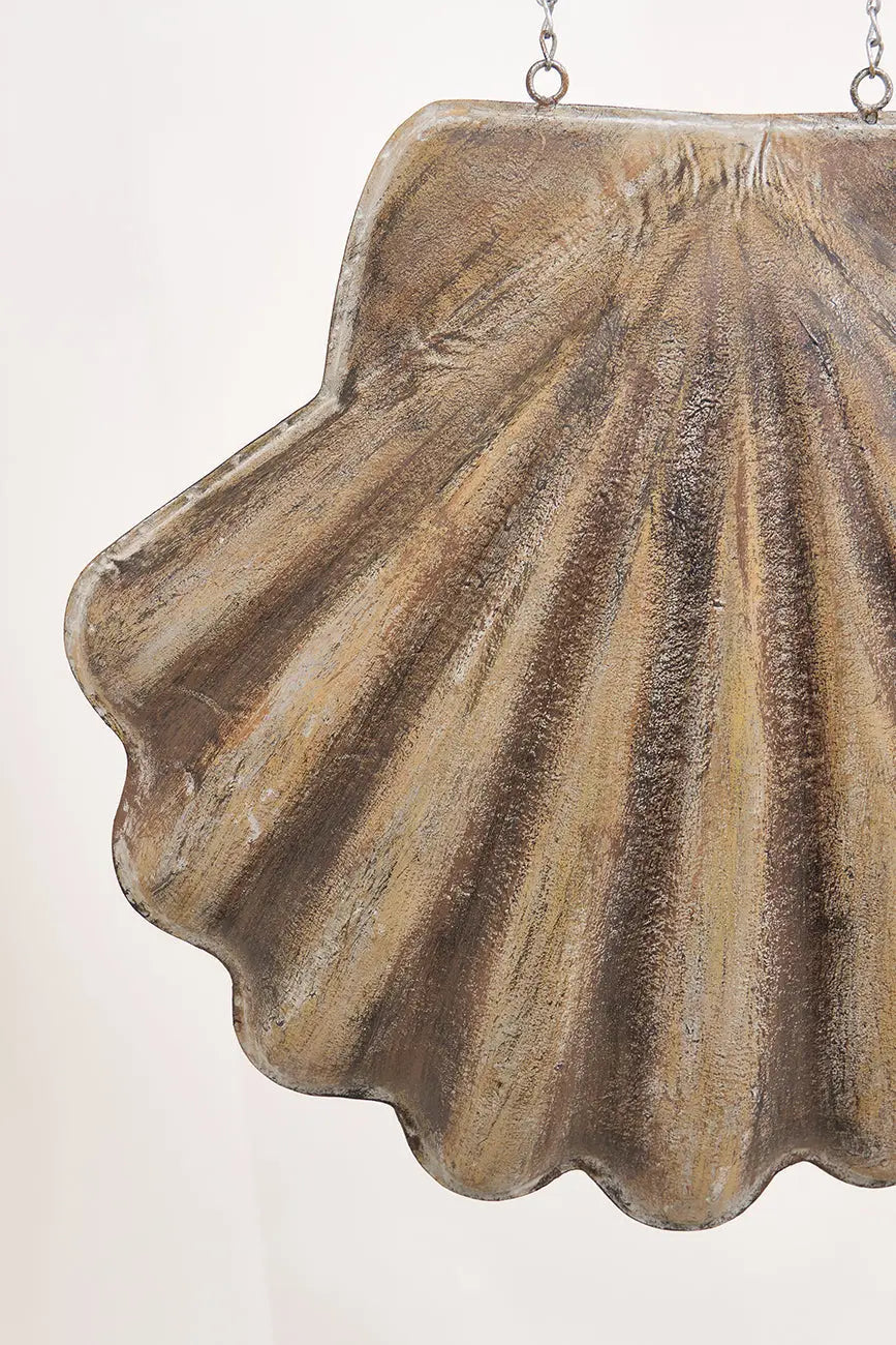 Concha de metal con soportes para colgar en la pared