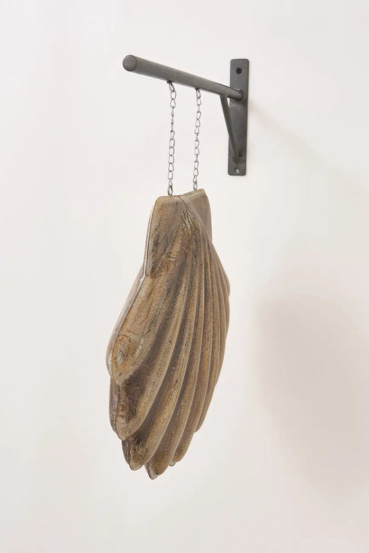 Concha de metal con soportes para colgar en la pared