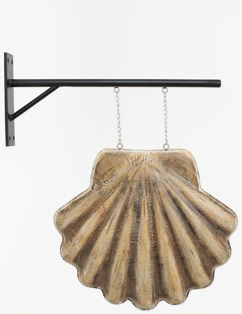 Concha de metal con soportes para colgar en la pared