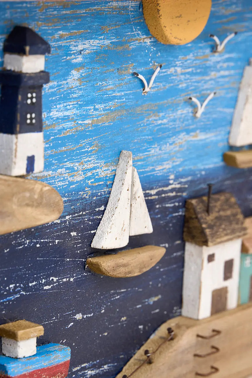 Cuadro de paisaje costero en madera envejecida