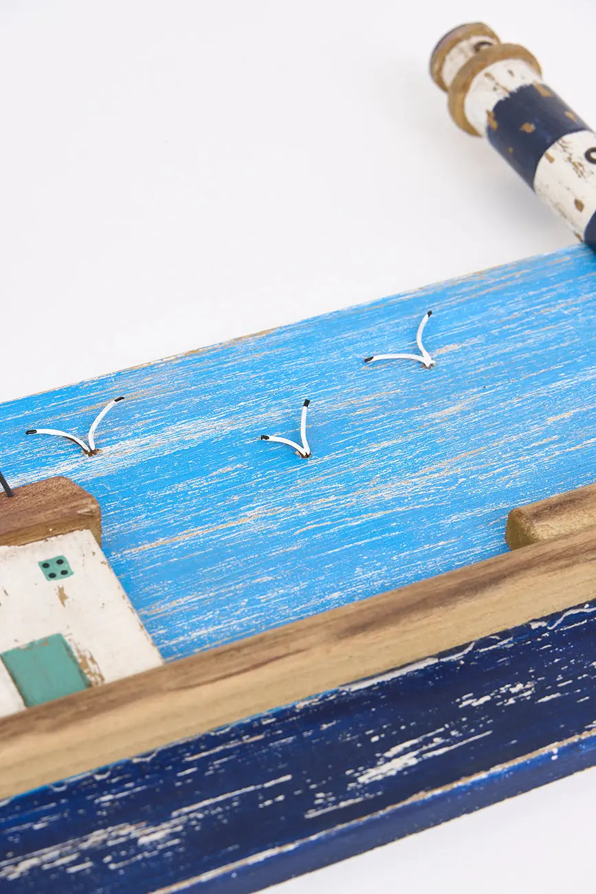 Cuadro de paisaje costero con puerto en madera envejecida