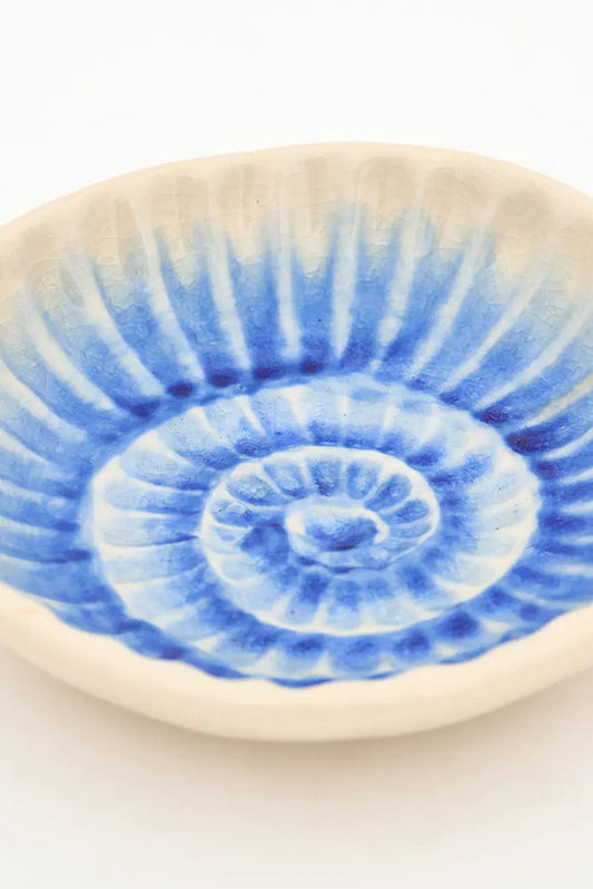 Plato con caracola azul pintada en el cuenco