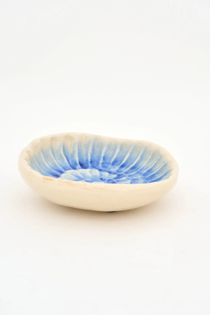 Cuenco con caracola azul pintada pequeño Batela Deco 2025