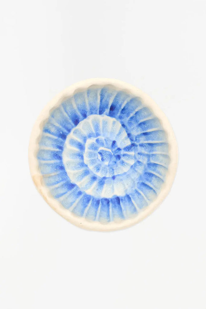 Cuenco con caracola azul pintada pequeño Batela Deco 2025