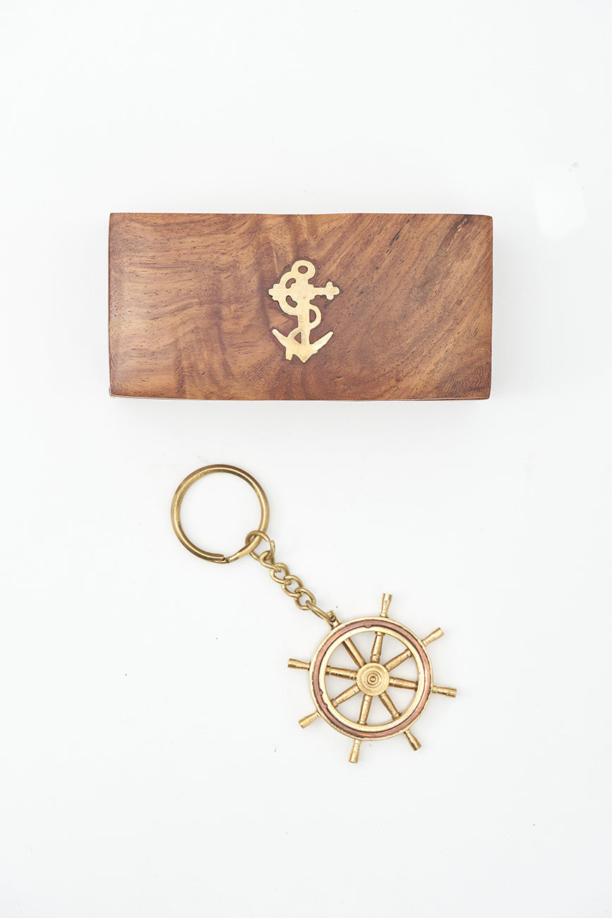 Llavero timón latón en caja de madera Batela Deco 2025