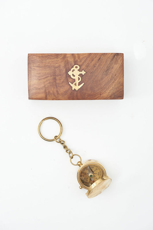 Llavero brújula con tapa de latón en caja de madera Batela Deco 2025