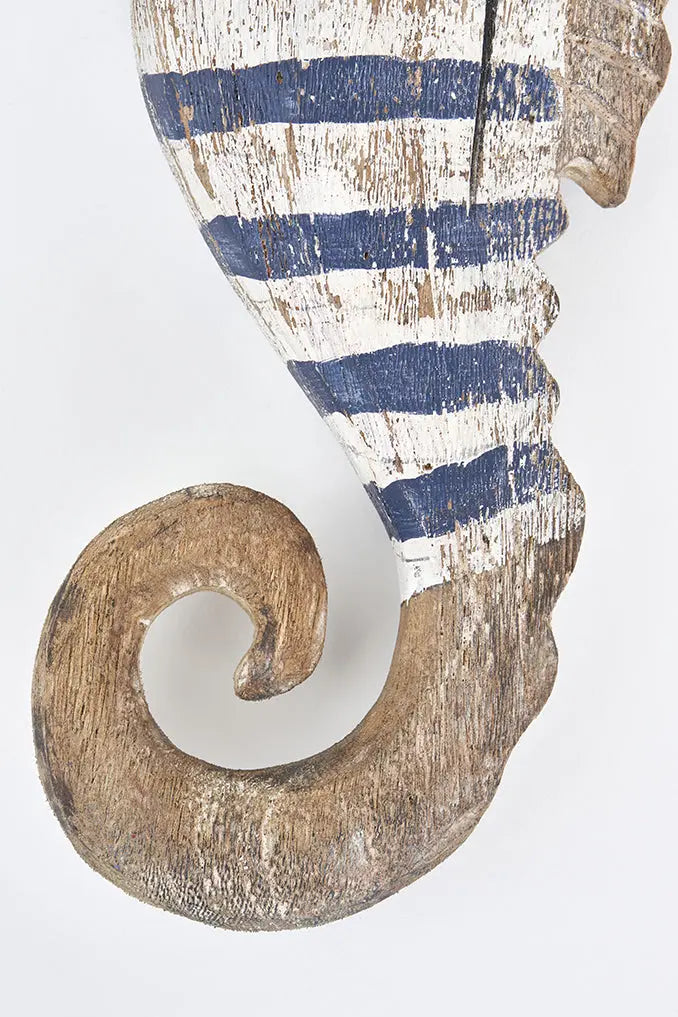 Colgante caballito de mar a rayas en madera