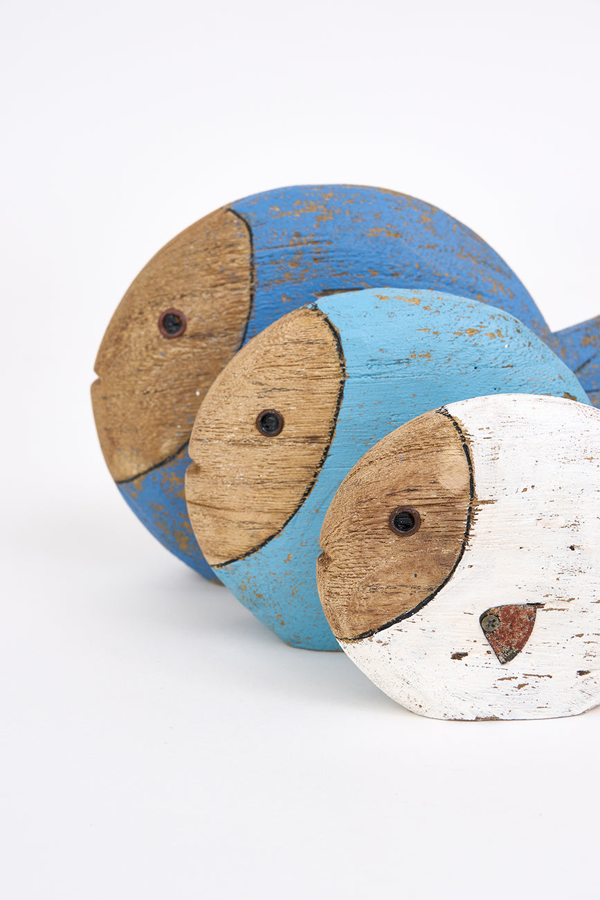 Pez de madera pintado en azul