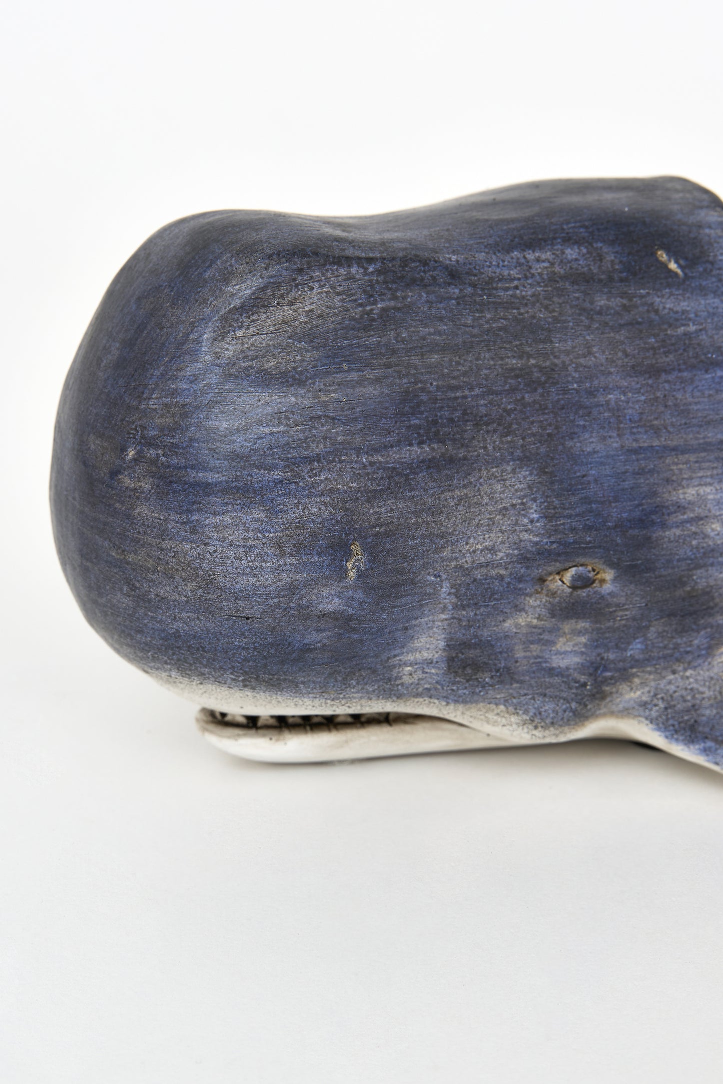 Erretxinazko liburu-euskarri handia, kaxalote-formakoa