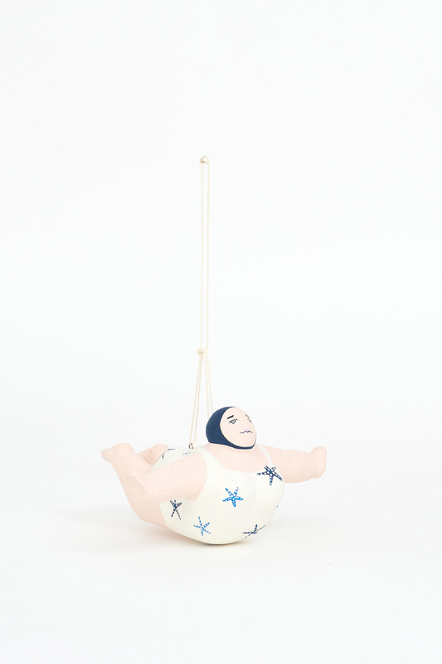 Bañista hecha en papel maché para colgar