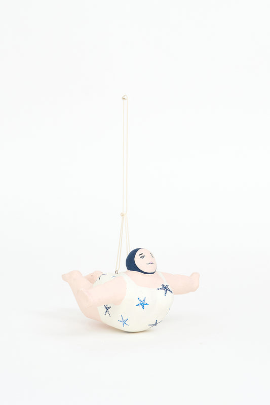 Bañista hecha en papel maché para colgar