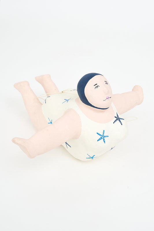 Bañista hecha en papel maché para colgar