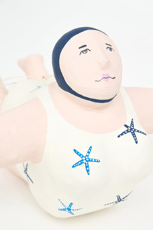 Bañista hecha en papel maché para colgar