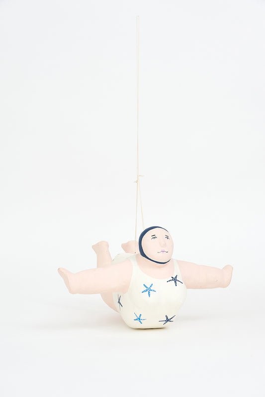 Bañista hecha en papel maché para colgar