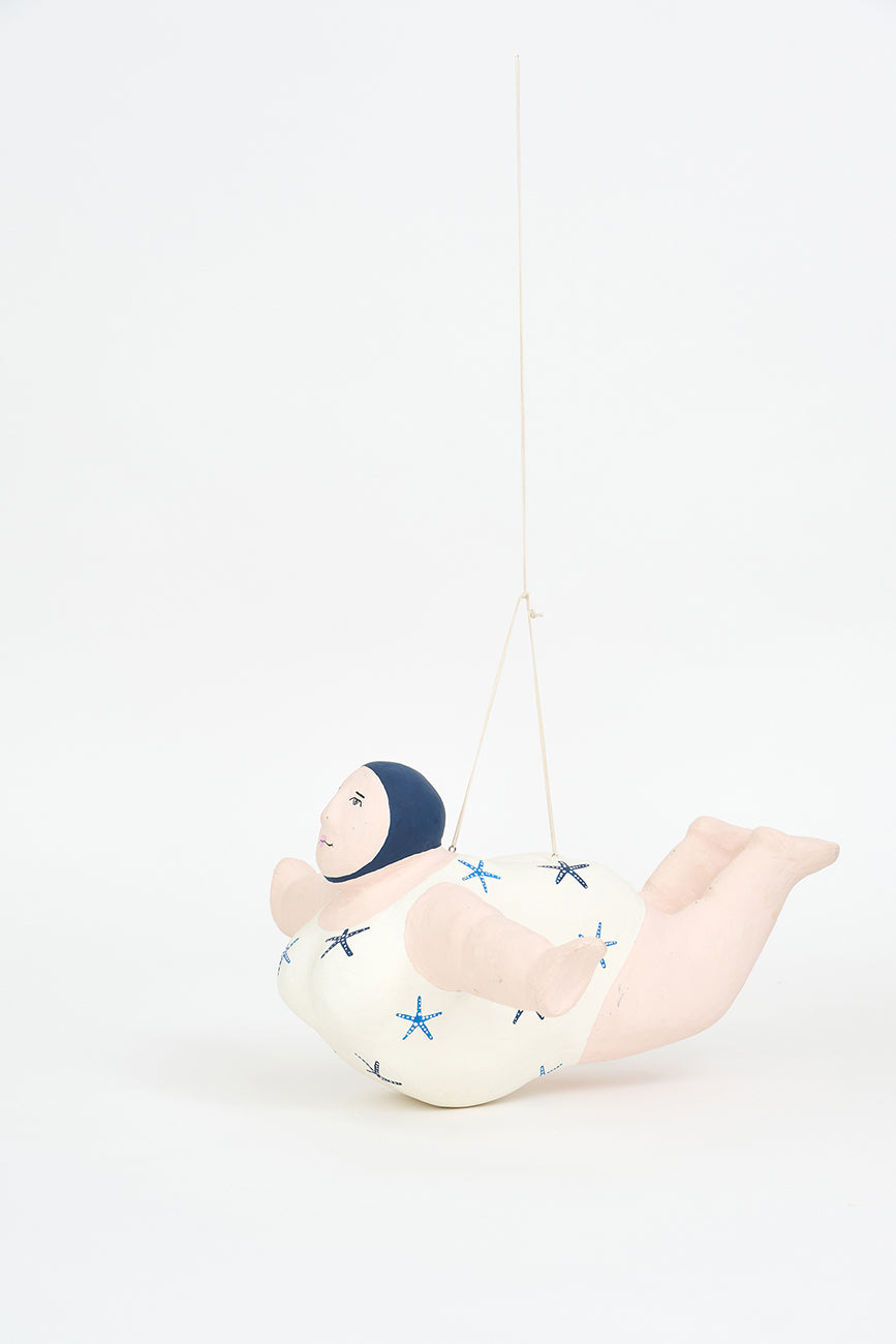 Bañista hecha en papel maché para colgar