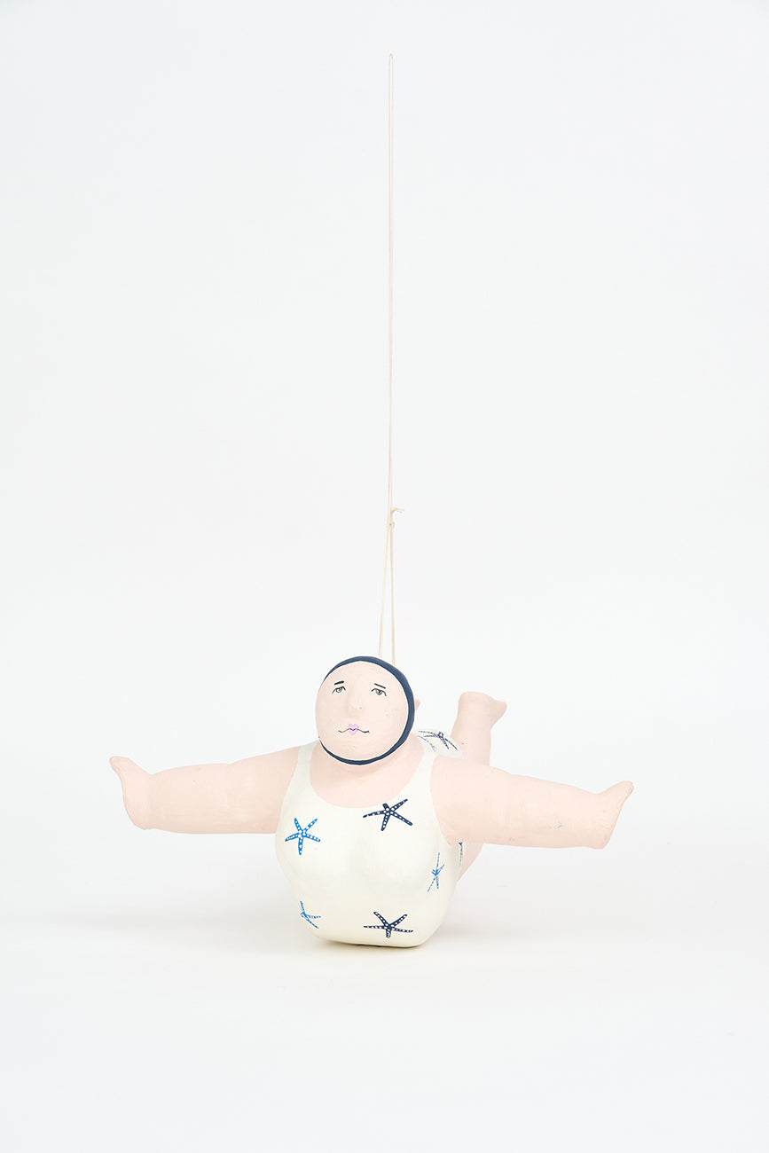 Bañista hecha en papel maché para colgar