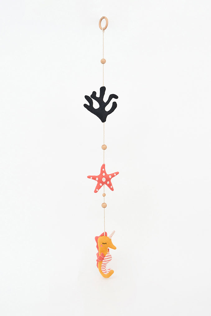 Guirnalda con caballito de mar, estrella y coral.