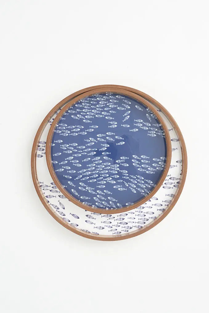 Lot de 2 plateaux en bois émaillé avec poissons. Bleu et blanc