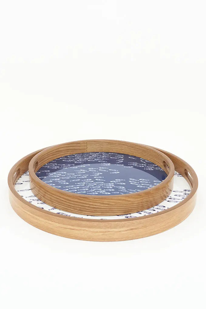 Lot de 2 plateaux en bois émaillé avec poissons. Bleu et blanc