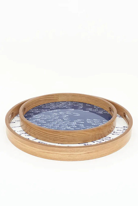 Lot de 2 plateaux en bois émaillé avec poissons. Bleu et blanc