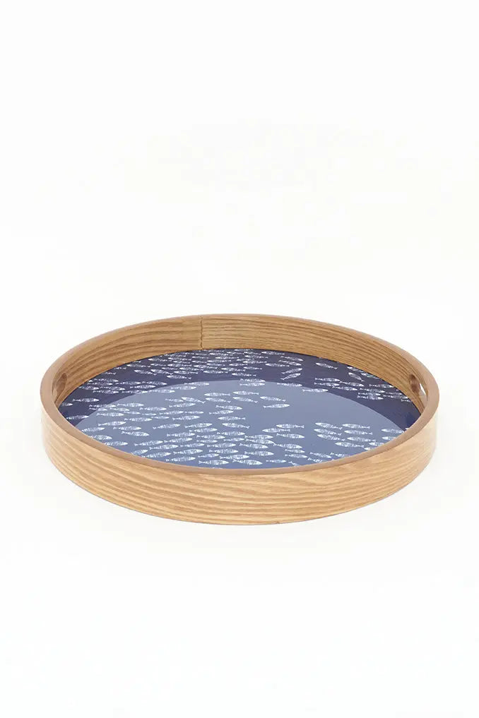 Lot de 2 plateaux en bois émaillé avec poissons. Bleu et blanc
