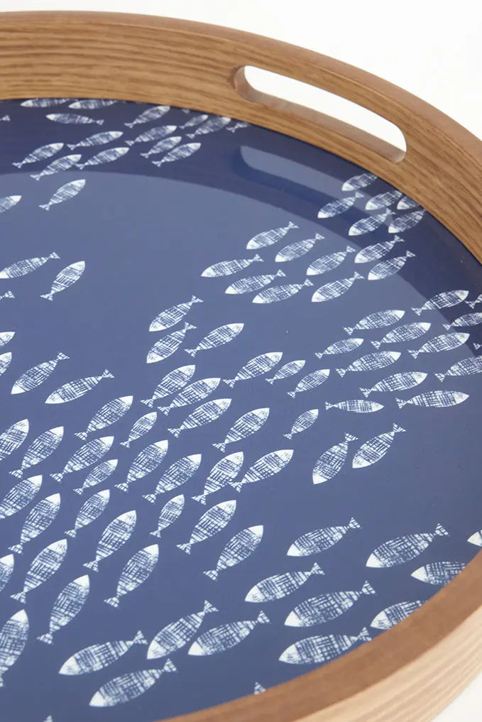 Lot de 2 plateaux en bois émaillé avec poissons. Bleu et blanc