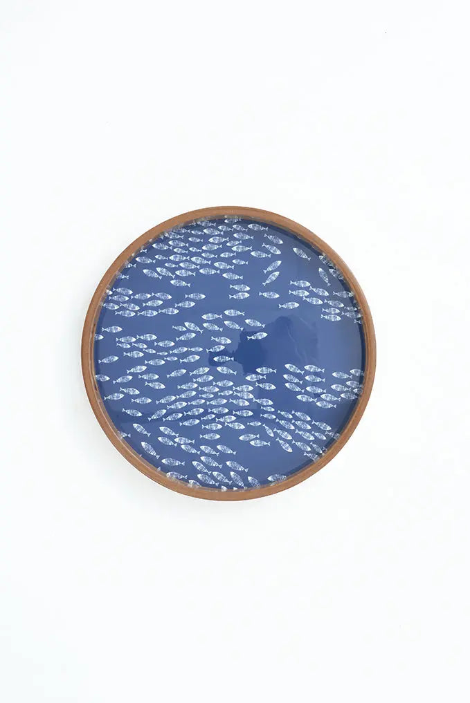 Lot de 2 plateaux en bois émaillé avec poissons. Bleu et blanc
