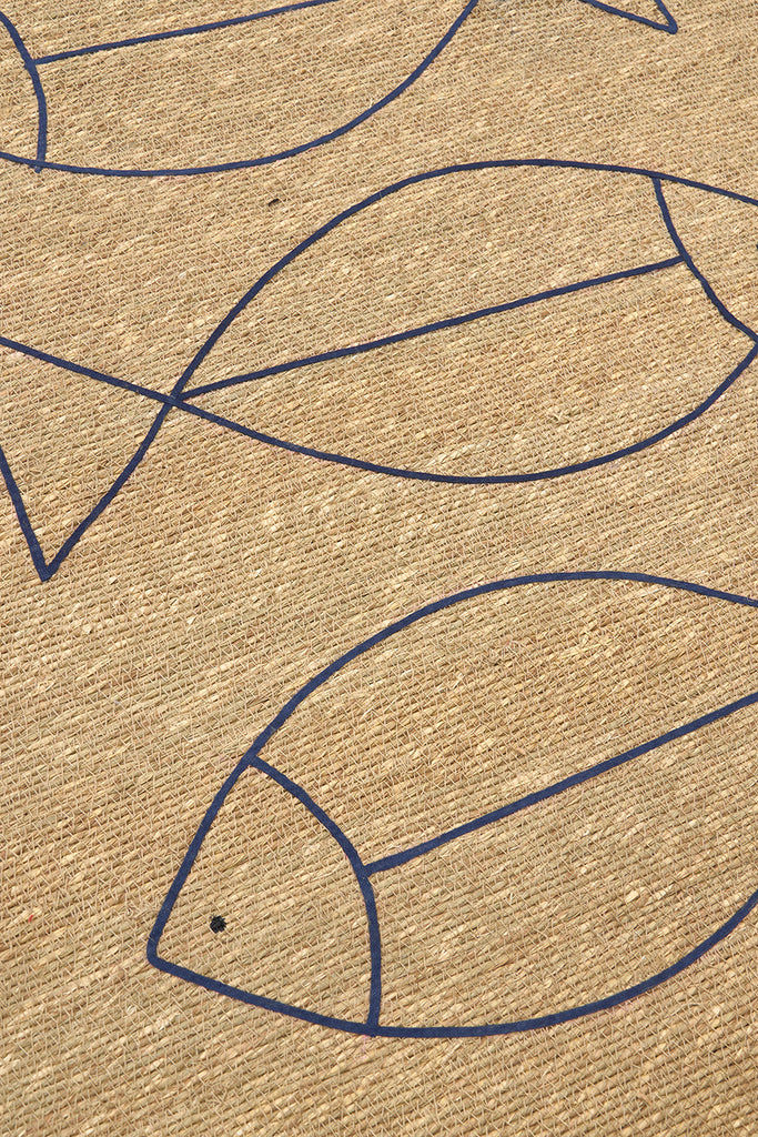 Alfombra de yute con peces bordados