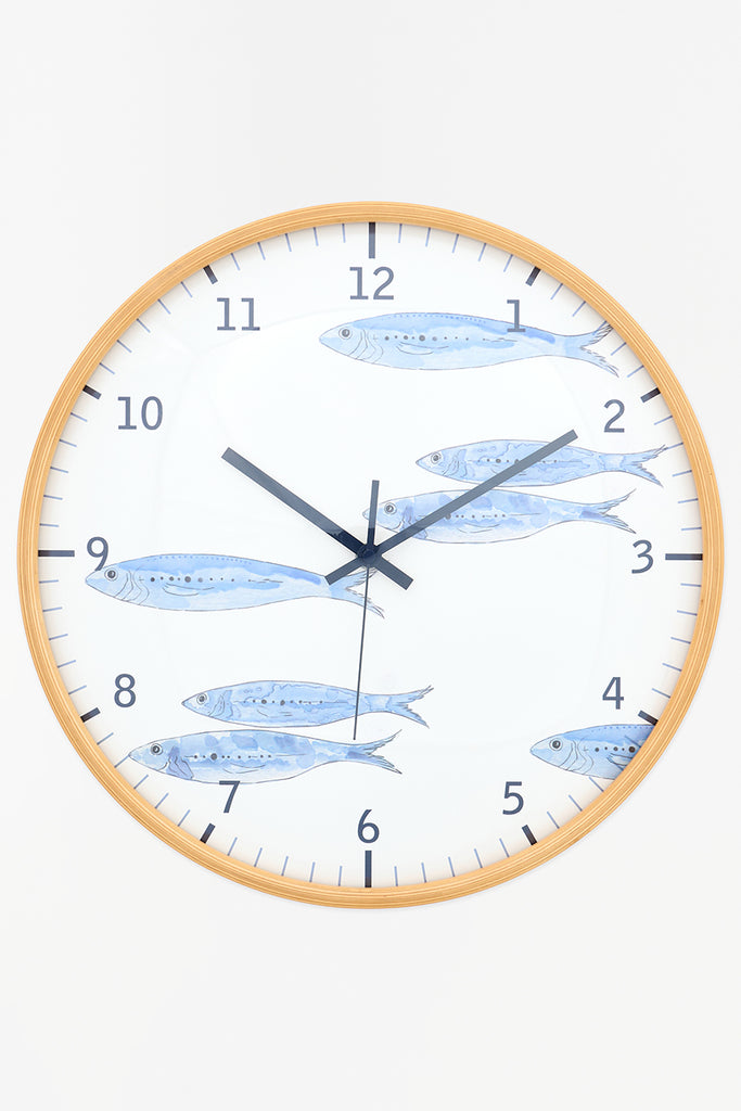 Reloj con peces pintados en la esfera