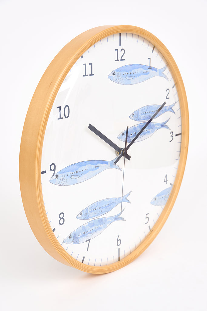 Reloj con peces pintados en la esfera