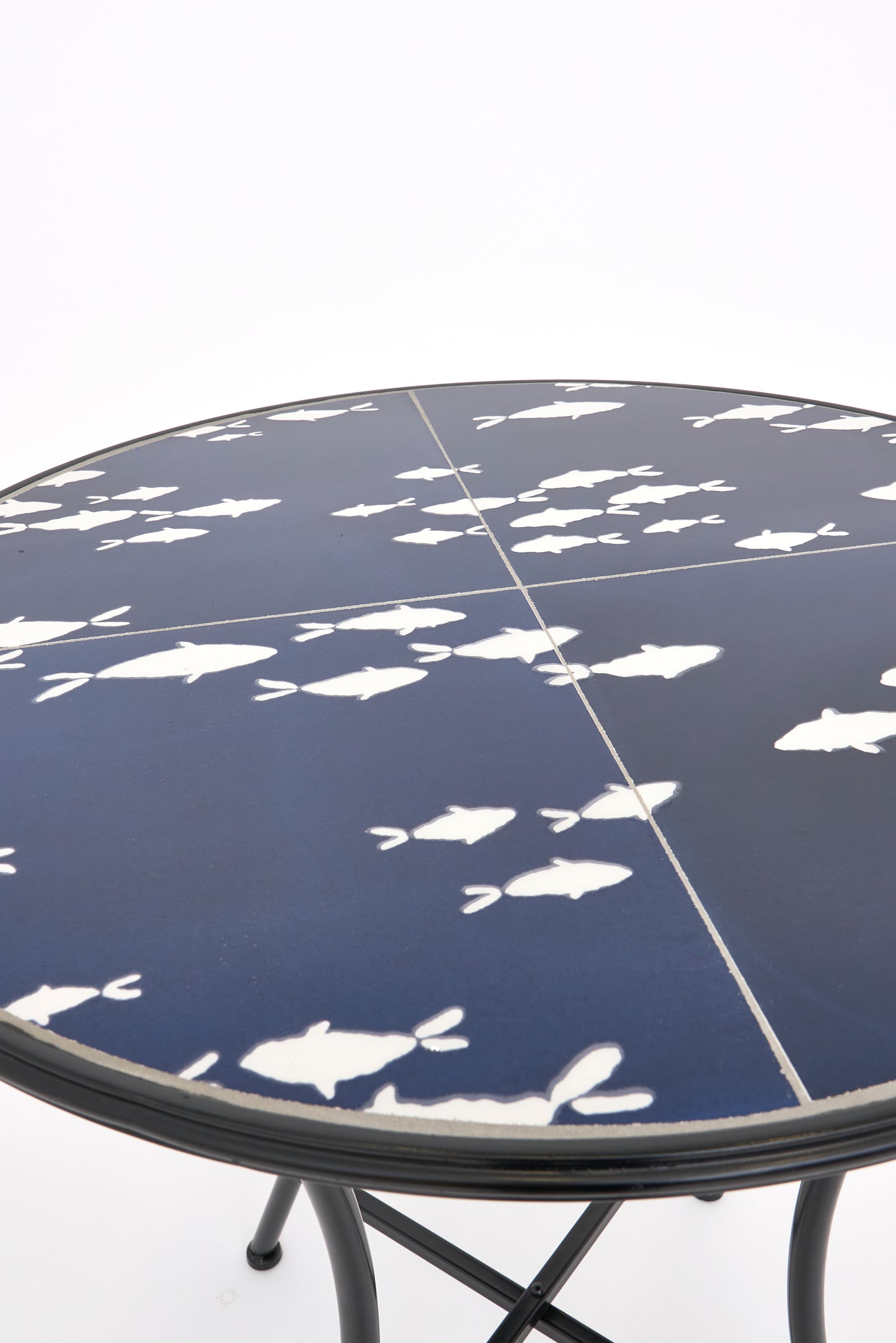 Mesa redonda con peces en fondo azul