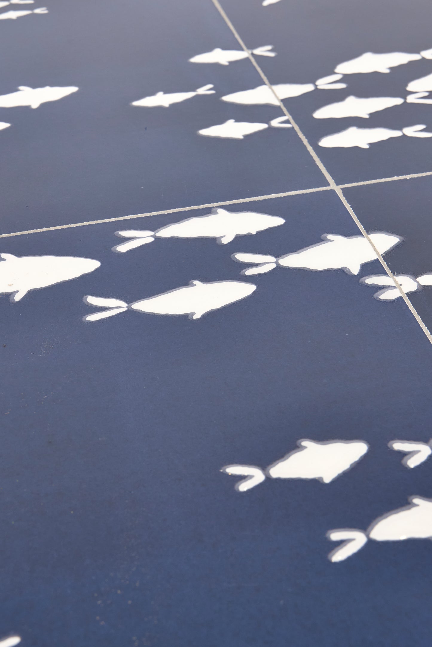 Mesa redonda con peces en fondo azul