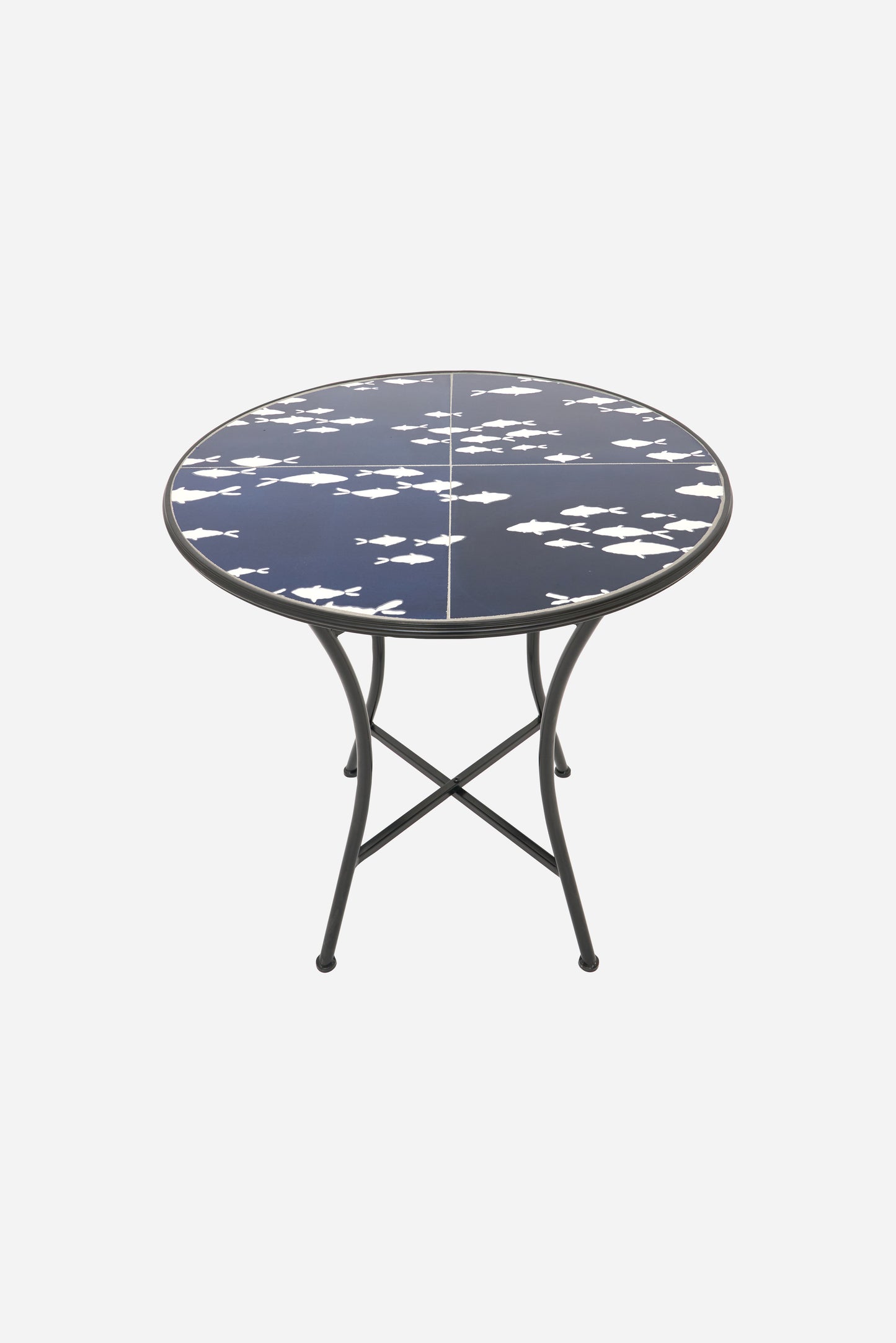 Mesa redonda con peces en fondo azul