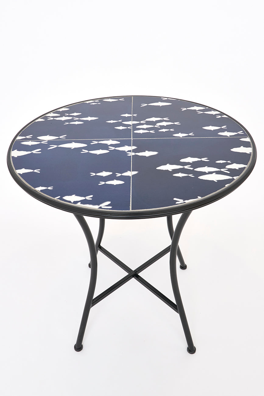 Mesa redonda con peces en fondo azul