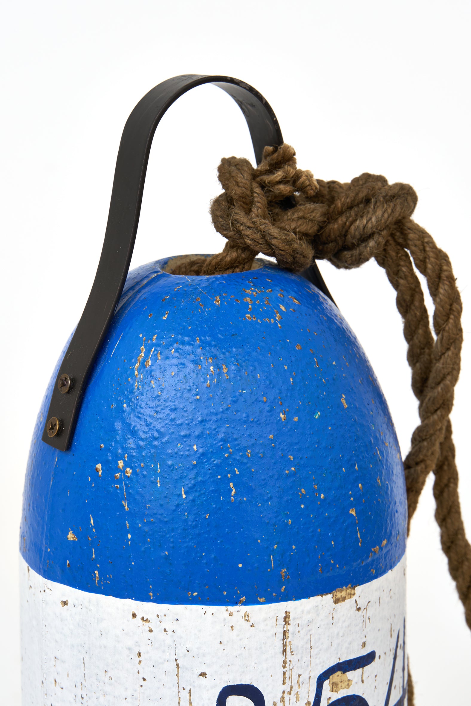 Boya azul envejecida con cuerda