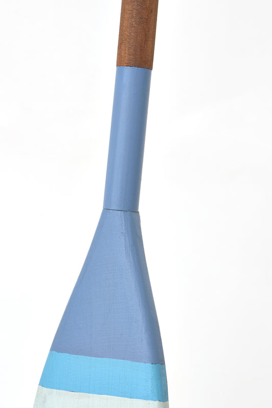 Remo decorativo de madera con franjas azules