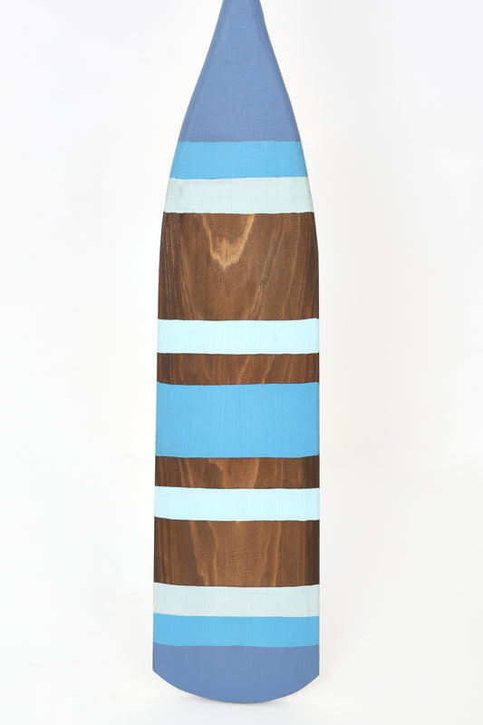 Remo decorativo de madera con franjas azules