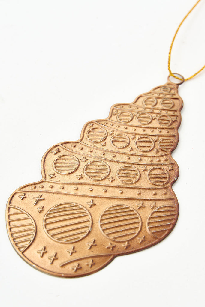 Colgante navideño caracola de hojalata dorada