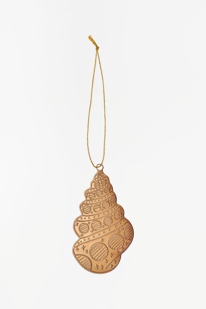 Colgante navideño caracola de hojalata dorada