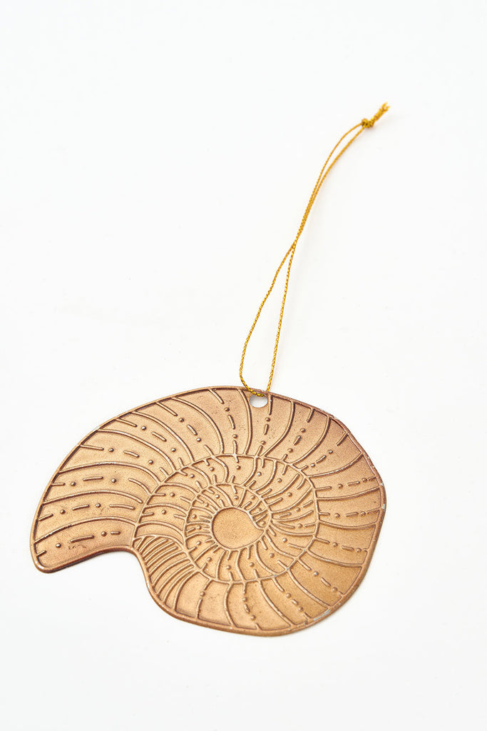 Pequeño colgante navideño caracola de hojalata dorada