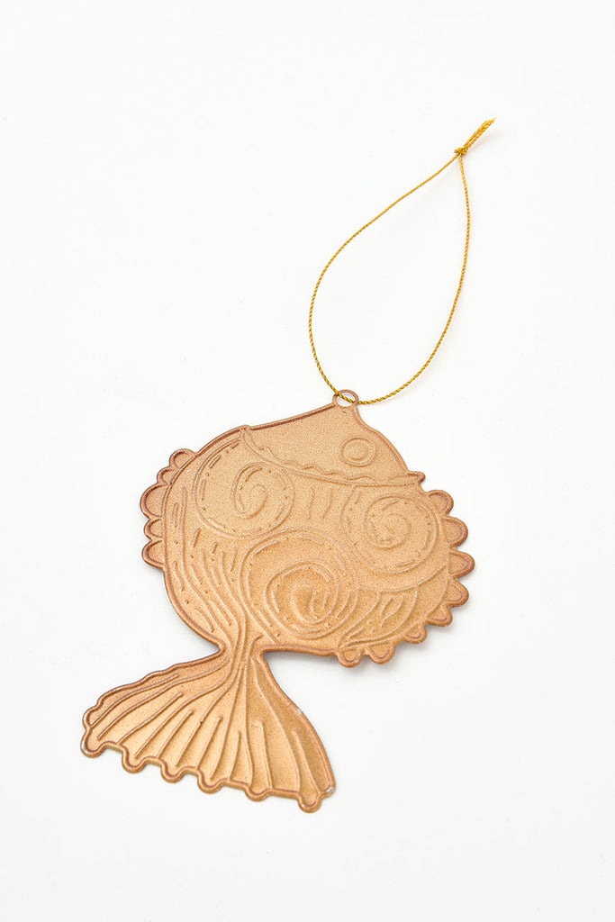 Colgante navideño pez de hojalata dorada