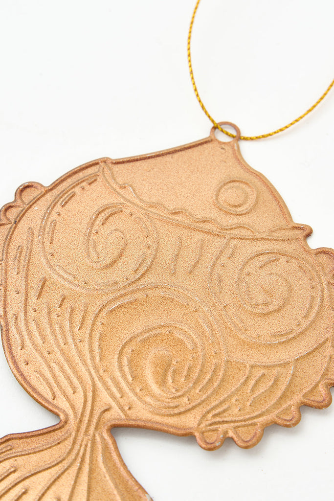 Colgante navideño pez de hojalata dorada