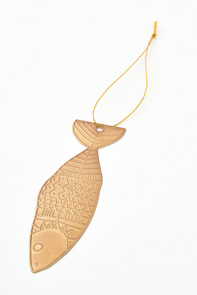 Pequeño colgante navideño pez de hojalata dorada