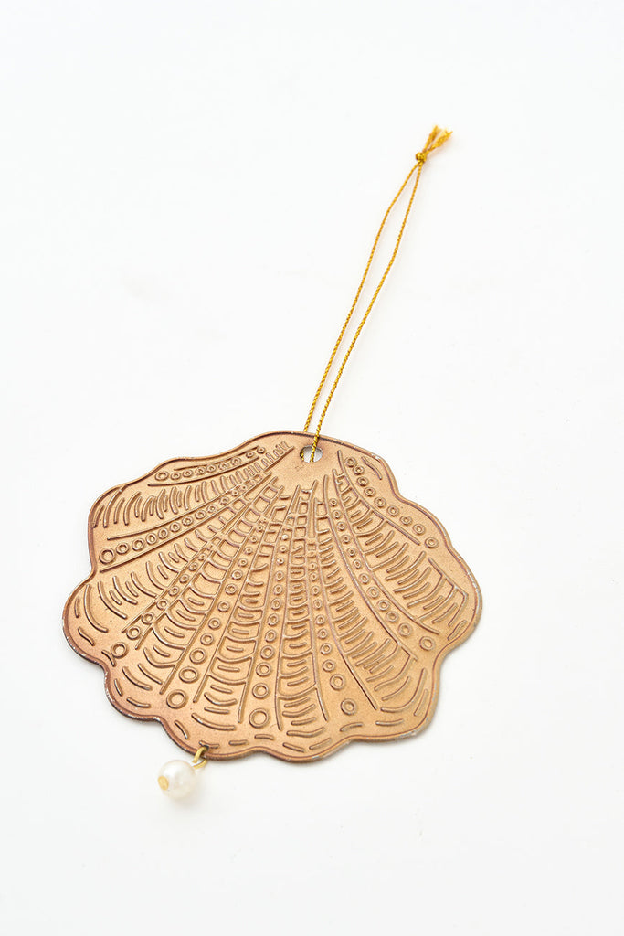 Colgante navideño concha de hojalata dorada