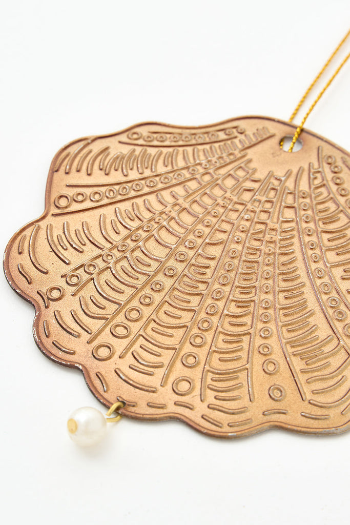 Colgante navideño concha de hojalata dorada