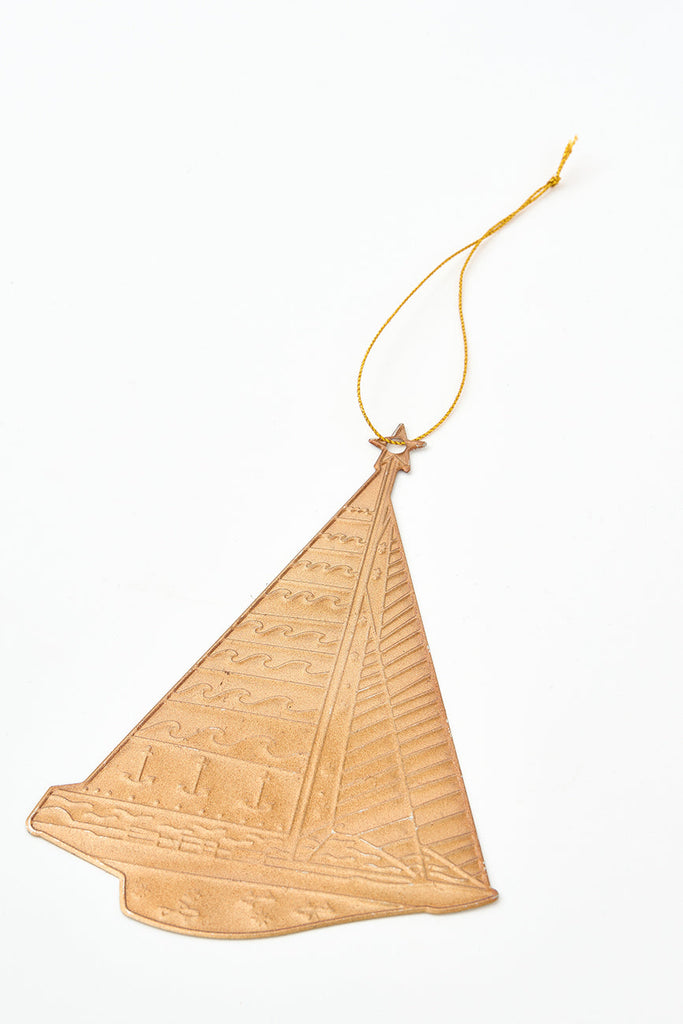 Colgante navideño velero de hojalata dorada