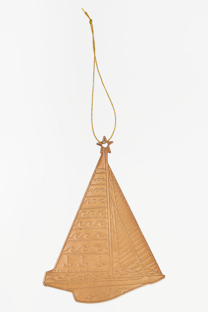 Colgante navideño velero de hojalata dorada
